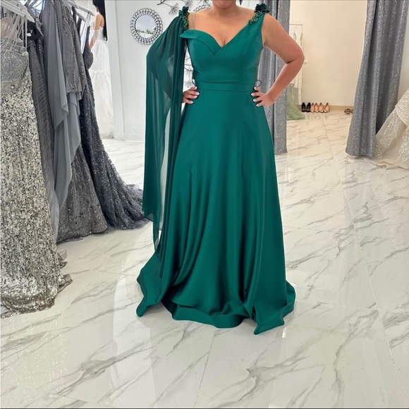 Dresses | Nwt Elegant Emerald Green Evening Gown From Boutique | Poshmark